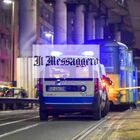 Incidente a Roma, scooter travolto dal tram al Pigneto: morto un 17enne, un altro in fin di vita