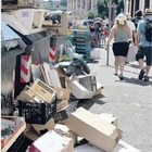 Rifiuti a Roma, 2mila tonnellate per strada: dal Centro alle periferie, immondizia ovunque
