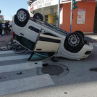 Schianto al semaforo “pazzo”: auto si ribalta, due donne ferite