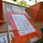 Roma, cattivi odori per i rifiuti: i residenti sigillano i cassonetti