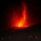 Canarie, l'eruzione del vulcano non si ferma: la lava avanza e si temono gas tossici