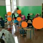 Genova, bambini in ginocchio a scuola senza banchi: scoppia la polemica. Il preside spiega cosa è successo