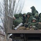 Putin, i soldati russi esausti, disperati e con scarsi rifornimenti: il rapporto dei servizi segreti britannici