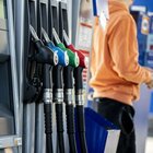Caro benzina, il governo rilancia: «Taglio alle accise di 25 cent a litro». Misure anche per bollette e famiglie
