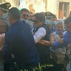 Salvini aggredito a Pontassieve una ragazza gli strappa camicia e rosario: identificata una ventenne originaria del Congo - IL VIDEO