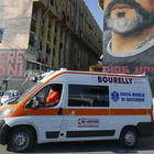 Napoli, baby-gang assalta un'ambulanza dopo un intervento Covid: e un ragazzino si appende sul tettino
