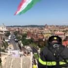 Il doppio passaggio delle Frecce tricolori sopra il Colosseo: il tricolore più grande del mondo