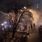 Agente spara gas lacrimogeni ad altezza d'uomo