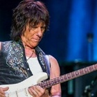 Jeff Beck morto per una meningite batterica. Il chitarrista leggenda del rock aveva 78 anni, Mick Jagger: «Ci mancherà tantissimo»