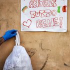 Pizza, biscotti, frutta e verdura: la spesa della solidarietà sui marciapiedi di via Lorenzo il Magnifico