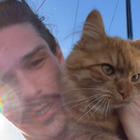 Vive in barca a vela con il suo gatto rosso: «Era l'unica scelta rimasta». Il segreto per risparmiare del tiktoker Jake Svan