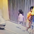 Kata scomparsa a Firenze, il video delle telecamere: esce con tre bambini e due adulti