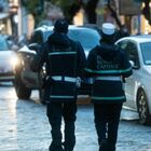 Incidente a Roma, morto un motociclista di 60 anni: lo schianto sul guardrail, poi il volo nel fossato
