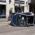 Milano, ciclista colpita da auto che si ribalta: è grave