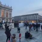 Torino, manifestazione anti crisi nel secondo giorno di lockdown: «Tu ci chiudi, tu ci paghi»