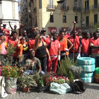 Migranti ripuliscono piazza Principe Umberto a Napoli: «La città è di chi la vive»