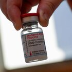 Vaccino, Arcuri: «Le dosi Moderna sono in ritardo». E l'Ema avvia l'esame sul CureVac