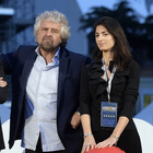 Beppe Grillo pubblica il sonetto per Raggi: «Roma nun te merita». Lei critica l'autore: «Gente di fogna va tolto»