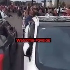Auto danneggiate all'aeroporto di Ciampino, tifosi saliti sui tettucci per fotografare Lukaku