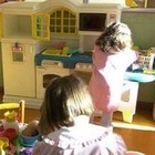 Maestra d'asilo maltratta una bimba di tre anni perché «piangeva e non voleva fare il riposino»: denunciata dalla collega