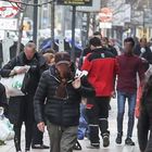 A Ostia divieti ignorati: folla nella strada dello shopping