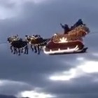 Babbo Natale parte sulla slitta volante per consegnare i regali