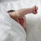 Napoli, bimba di sei mesi muore soffocata nella culla per un rigurgito di latte
