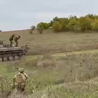 Kherson, la resa dei russi è da film: bandiera bianca sul carro armato, i soldati si consegnano