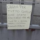 Roma, «Siete i nostri angeli custodi»: i cartelli di ringraziamento fuori dallo Spallanzani