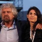 Beppe Grillo alla sindaca Virginia Raggi: «Virgì, Roma nun te merita. Via da sta gente de fogna»