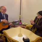 Vasco Rossi in Campidiglio, che show con Gualtieri: il sindaco suona "Albachiara" con la chitarra VIDEO