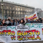 Milano, studenti in corteo per protesta: «Non si può morire di scuola»