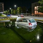 Roma, auto finisce nella fontana all'Eur: il "tuffo" in acqua vicino al Colosseo Quadrato