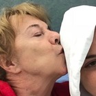 Nadia Toffa con mamma Margherita per placare le polemiche: «È lei che mi riempie di foto»