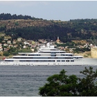 Putin, il mega yacht di 140 metri (da 700 milioni di dollari) a Marina di Carrara è il suo? E la super-barca di Abramovich lascia Barcellona
