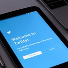 Twitter manda tutti i lavoratori a casa (in smart working): l'azienda chiude gli uffici e taglia i costi