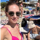 Chiara Ferragni a Ibiza con la famiglia sulla spiaggia libera: altra pioggia di critiche. «Lo fate per risparmiare?»