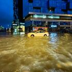 Alluvione nel deserto, Dubai allagata: piogge torrenziali si abbattono su grattacieli e aeroporto, voli sospesi VIDEO