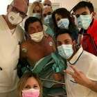 Gianni Morandi, la foto con medici e infermieri dopo l'incidente: «Se l’è vista brutta, ma è in buone mani»
