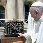 Nuovo monumento in piazza San Pietro: spunta un barcone di migranti in bronzo