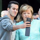 • La cancelliera Merkel fa selfie con i profughi