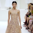 Dior sfila a Parigi, eleganza e tinte pastello nella Haute Couture di Maria Grazia Chiuri Dior sfila a Parigi, eleganza e tinte pastello nella Haute Couture di Maria Grazia Chiuri