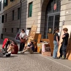Donna sfrattata dalla casa Ater di Treviso, la protesta del centro sociale Django fuori dal municipio: ingresso e strada bloccati