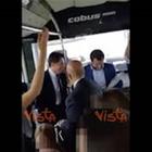 Salvini sul bus a Fiumicino, passeggeri cantano 'Bella Ciao' e lui sorride