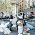 Rifiuti a Roma, ultimatum di Ama alle ditte: «Più mezzi sulle strade»