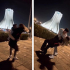 Iran, coppia di attivisti balla in piazza e pubblica il video sui social: condannati a 10 anni di carcere