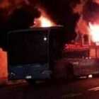 Bus Atac in fiamme sul grande raccordo anulare: l'autista si mette in salvo, traffico rallentato
