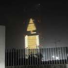 La torre Isozaki a Milano illuminata per Natale: un albero...