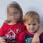 Bimbo di 6 anni trovato morto, la sorellina sopravvive ma con gravi ustioni: la scoperta choc della nonna