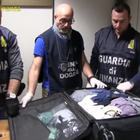 Fiumicino, 33 chili di droga in valigia: arrestati